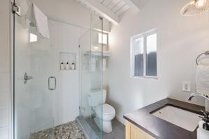 een badkamer met een douche, een toilet en een wastafel bij South Lake Chalet by Heavenly in South Lake Tahoe