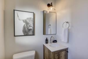 een badkamer met een toilet en een wastafel met een afbeelding van een stier bij South Lake Chalet by Heavenly in South Lake Tahoe +168 foto's