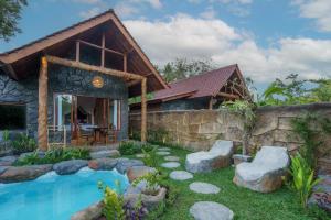 ein Haus mit einem Swimmingpool im Hof in der Unterkunft Royal Agung Amertha Villa in Bedahulu