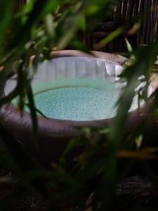 La alberca dentro o cerca de Tipi Indien au Far west