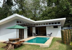 een villa met een zwembad en een huis bij Villa Libe Puerto Viejo in Puerto Viejo