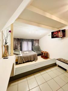 Una cama o camas en una habitación de Grey Studio