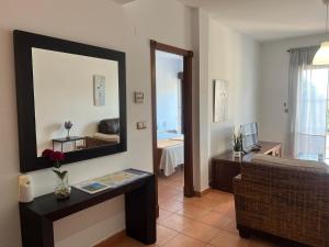 un soggiorno con specchio e divano di Costa Luxe Almuñecar ad Almuñécar Altre 93 foto