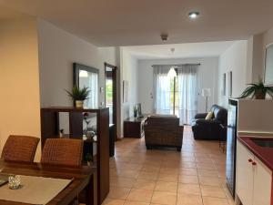 un soggiorno con un divano e un tavolo di Costa Luxe Almuñecar ad Almuñécar