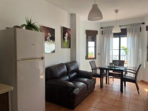 un soggiorno con un divano in pelle nera e un tavolo di Costa Luxe Almuñecar ad Almuñécar