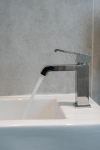 Larnaca Salt Lake Gem, Airy 2 BDRM Apartment في لارنكا: بالوعة عليها صنبور