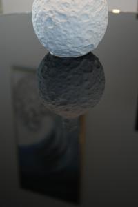 Larnaca Salt Lake Gem, Airy 2 BDRM Apartment في لارنكا: صورة مقرّبة لتركيبات الإضاءة مع انعكاسها +9 صور