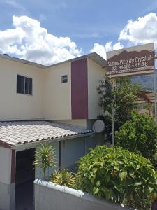 een gebouw met een bord ervoor bij Suites Pico do Cristal in Caparaó Velho +38 foto's