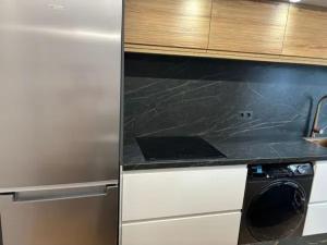 eine Küche mit Arbeitsplatte und Geschirrspüler in der Unterkunft Dulzena Stay Apartments in A Coruña + 1 Foto