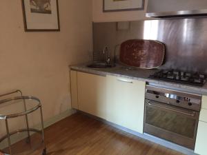 B&B san Biagio parma في بارما: مطبخ مع حوض وموقد الفرن العلوي