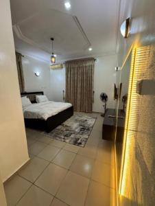 Postel nebo postele na pokoji v ubytování Epic apartment - lugbe