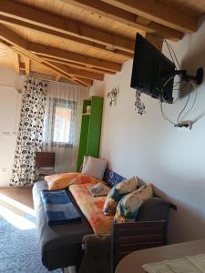 Μια τηλεόραση ή/και κέντρο ψυχαγωγίας στο Tarin zov