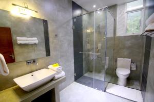 Ένα μπάνιο στο HillCrest Hotel +7 φωτογραφίες