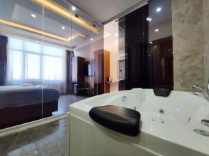 een badkamer met een bad en een bed bij The Golden Pera's Hotel & Spa in Istanbul