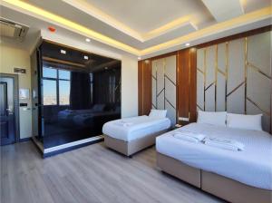 een slaapkamer met twee bedden en een woonkamer bij The Golden Pera's Hotel & Spa in Istanbul