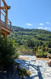 een patio met uitzicht op een berg bij Chtite Vosgienne Gîte 4 étoiles cosy in Vecoux +11 foto's