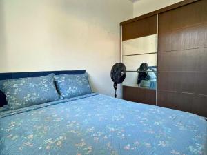 een slaapkamer met een bed met een blauw dekbed bij AeroSol Espaço Inteiro - Casa in Aracaju