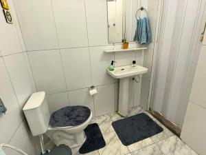 een kleine badkamer met toilet en wastafel bij AeroSol Espaço Inteiro - Casa in Aracaju