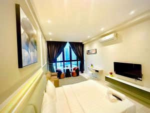 una grande camera bianca con un letto e una TV di Majestic Residence KLCC By Alfa a Kuala Lumpur