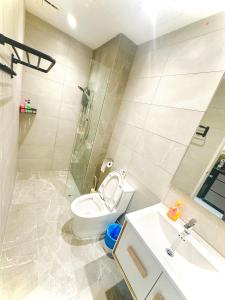 un bagno con wc, doccia e lavandino di Majestic Residence KLCC By Alfa a Kuala Lumpur