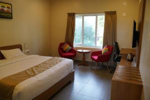 Un pat sau paturi într-o cameră la Beyond Inn +13 fotografii