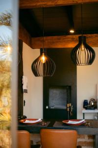 una cucina con tre luci appese al soffitto di Herança do Vovô02 a Domingos Martins