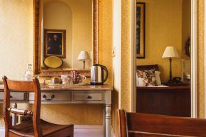 um quarto com um toucador e um espelho em The Kennard em Bath