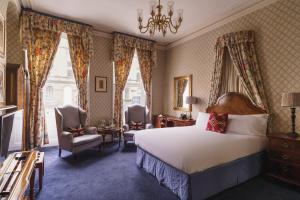 um quarto de hotel com uma cama e uma cadeira em The Kennard em Bath