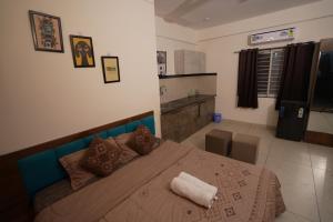 ein Schlafzimmer mit einem großen Bett in einem Zimmer in der Unterkunft Cozy 1 RK apartment in Indore