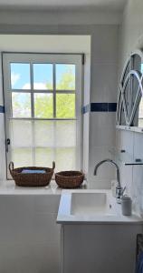 Saint-PointにあるLa Chenevièreの窓の横のカウンターに2つのバスケットが置かれたキッチン +12枚の写真