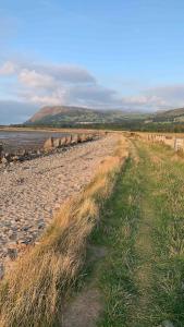 Φωτογραφία από το άλμπουμ του Cosy, Charming Apartment within 5 min walk of beach, train and shops σε Llanfairfechan +23 φωτογραφίες