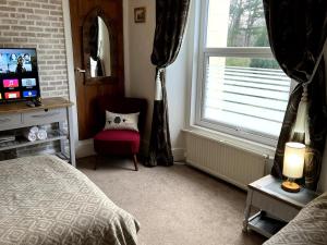 Φωτογραφία από το άλμπουμ του Cosy, Charming Apartment within 5 min walk of beach, train and shops σε Llanfairfechan