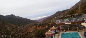 um hotel com vista para as montanhas em Auberge Les Montagnes du Paradis Your Hidden Retreat in Paradise Valley em Agadir