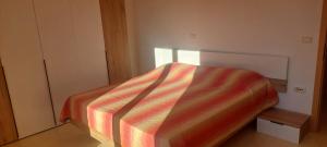 En eller flere senge i et værelse på apartma Kiana