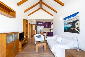 a living room with a couch and a tv at Blue Horizon Coast By PVL in Punta de Mujeres