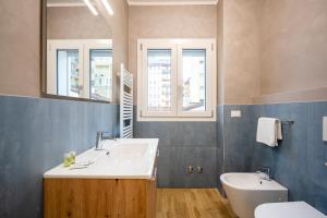 ein Badezimmer mit Waschbecken, Toilette und Spiegel in der Unterkunft Venovela Luxury Retreat - Private Free Parking in Florenz + 18 Fotos