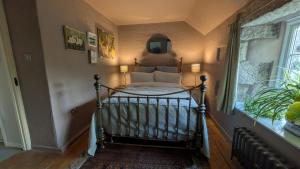een slaapkamer met een bed in een kamer met een raam bij The Hideaway in Falmouth