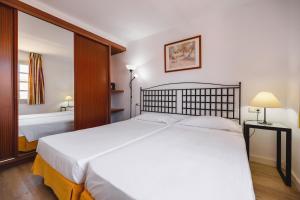 En eller flere senge i et værelse på Fuentepark Apartments + 123 billeder