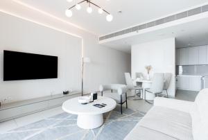 Et tv og/eller underholdning på Prime 1BR with Marina Views and Beach Access