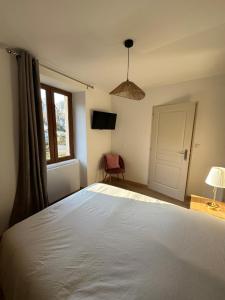 Appartement 4 personnes في أوربي: غرفة نوم بها سرير أبيض كبير ونافذة
