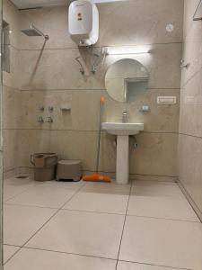 Koupelna v ubytování Dharamkot Outlook + 64 fotografií