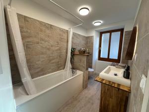 Appartement 4 personnes في أوربي: حمام مع حوض استحمام ومغسلة +8 صور