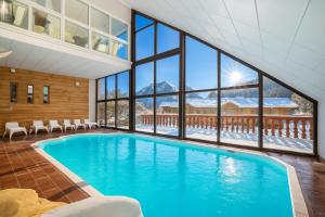 SOWELL Family Les Bergers في برا-لو: مسبح في بيت شبابيك