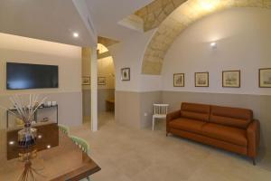 ein Wohnzimmer mit Sofa und Tisch in der Unterkunft aMate' Luxury slow living by BarbarHouse in Matera