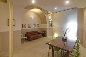 ein Wohnzimmer mit Sofa und Tisch in der Unterkunft aMate' Luxury slow living by BarbarHouse in Matera
