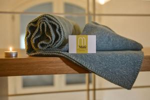 Ein Handtuch liegt mit einer Kerze auf einem Tisch. in der Unterkunft aMate' Luxury slow living by BarbarHouse in Matera + 12 Fotos