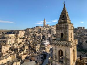 ein altes Gebäude mitten in einer Stadt in der Unterkunft aMate' Luxury slow living by BarbarHouse in Matera
