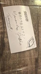 een stuk papier op een houten tafel bij Green Hill Home in Mirik
