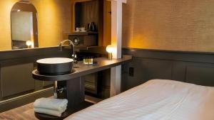 Un baño con lavabo y cama. en Hotel Frank since 1666, en Ámsterdam 24 fotos más