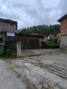 Un edificio con un cartel al costado. en Casa Angelita, en Intriago